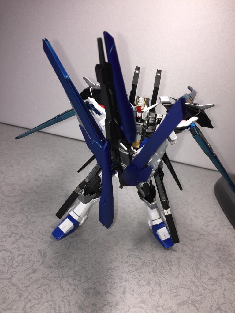 当初の予定で作るはずだったけど、どうにもうまくできないので没になったライフルを超巨大剣にする計画。このライフルとドラグーンの集合体を柄と鍔にして巨大な刀身を作ってサンライズパースをする計画・・・
刀身を透明プラバンで色々やったけど、形がフィットしない、固定に難があるなどで断念しました。なにかいい案あったら教えてください・・・( ;∀;)