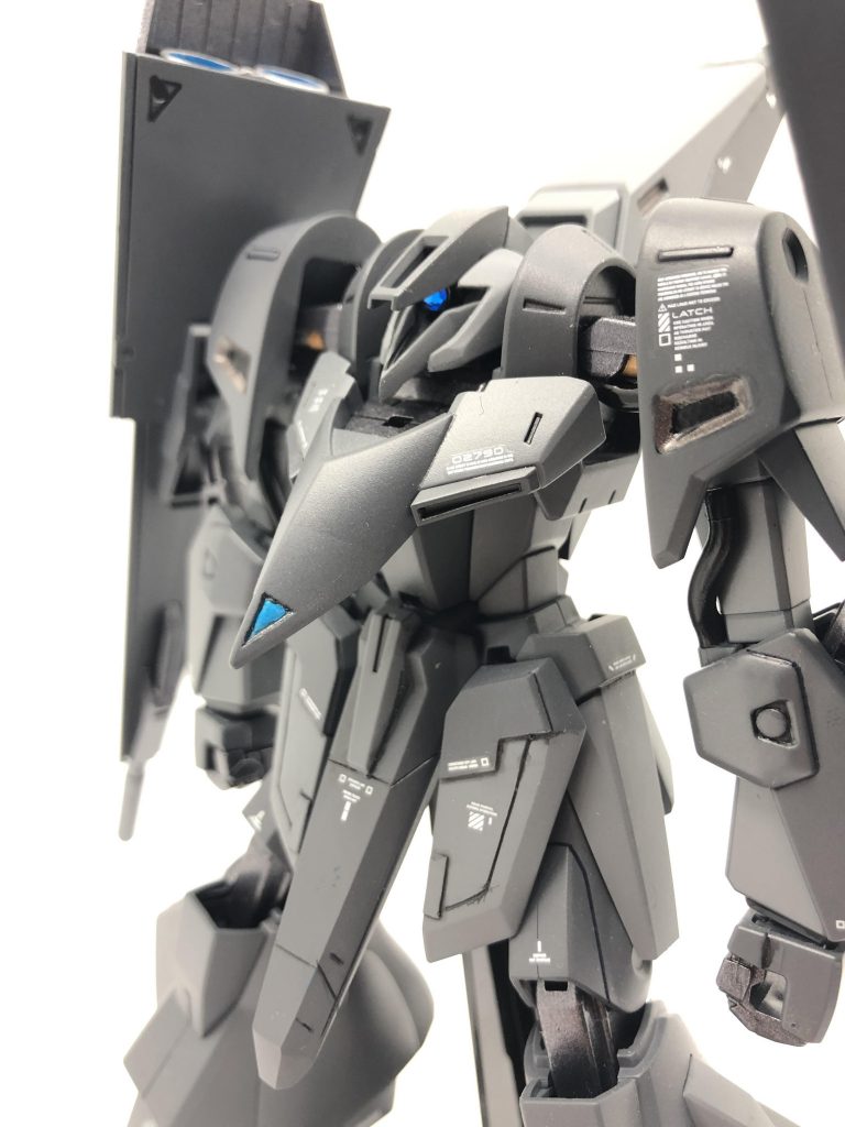 モノアイはスマホデコレーション用のストーンシール(?)を使い、深い青色に変更。
腰部にもちょこちょこプラ板を貼りディテールアップ。