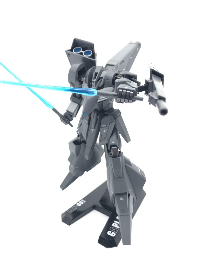 ビームサーベルはキットのものがダサかったので、ビーム部分をカット、ほかのプラモから移植。また、クリアーブルーで軽くグラデーション。