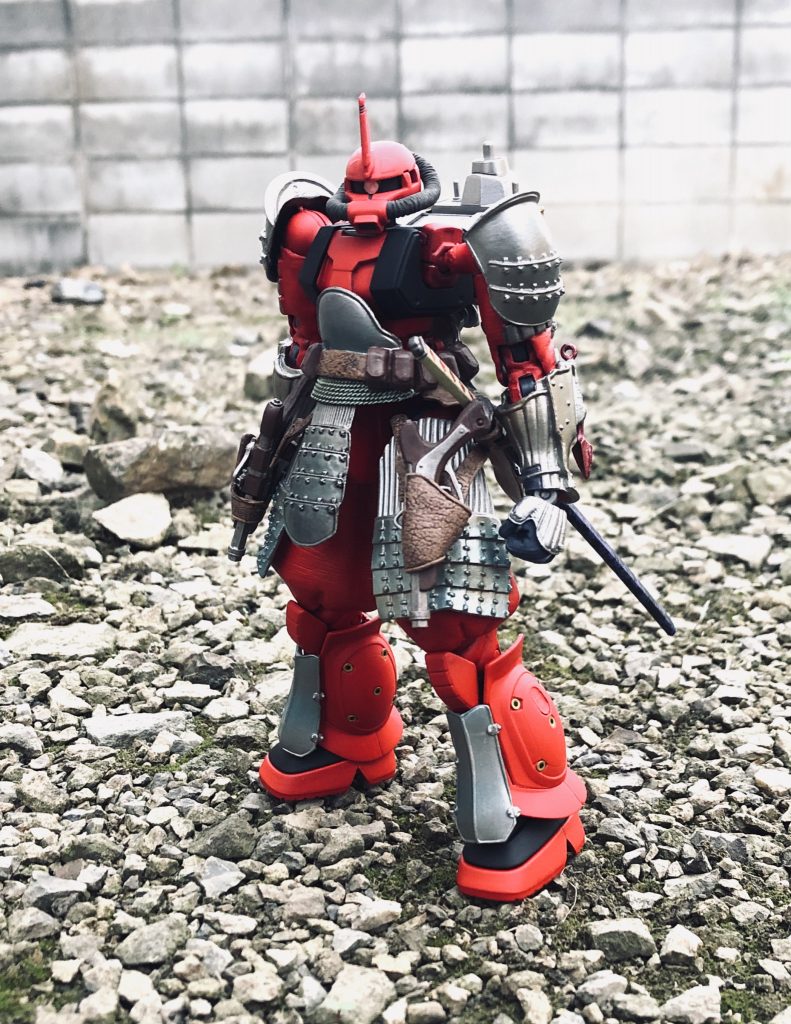 災禍旅団の頭目である、シデン・カレナ・ファミリア専用にカスタマイズされた機装兵レギオン。当機は二度に渡って強化が施されているが、元々は最初期型のレギオンである。一度目の改装は聖華暦607年の受領時に行われ、この時に腕廻りと操縦桿の調整を行う事で刀による剣術が扱えるようになった。