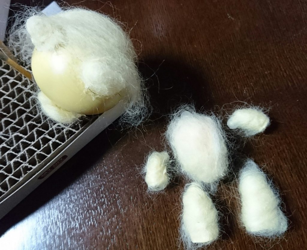 途中経過。
前作も同様ですが、羊毛フェルト用のニードルは使わず、手で適当にちぎる→貼るを繰り返しています。
