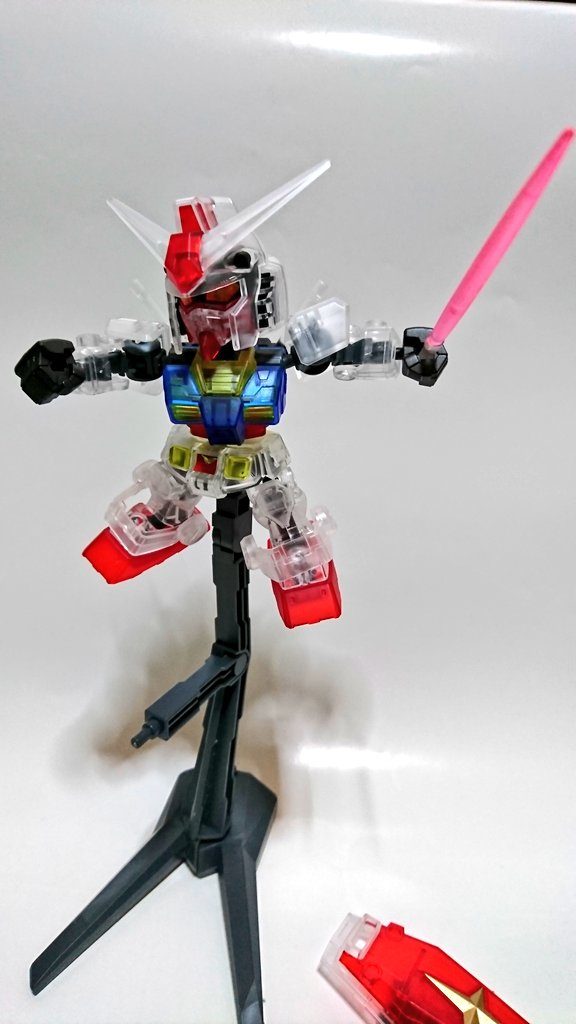 ビームサーベルは、パーティングライン処理してから「水性顔料ピンク」で塗装してみました。