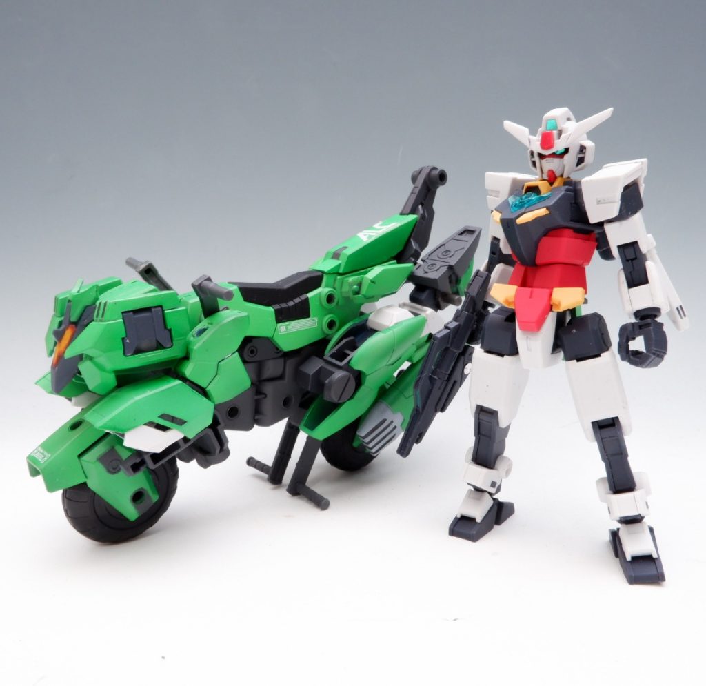 ▲バイクとの2ショット。合体に使う全装甲が収まっています。オリジナルもやってない余剰パーツゼロ変形をします。