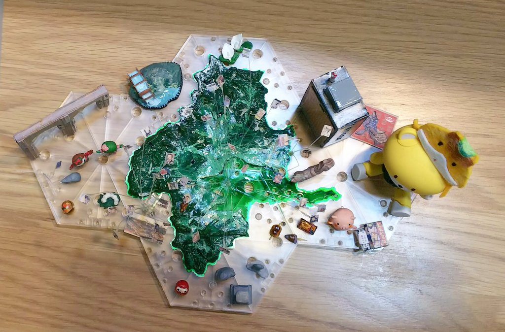 真上からの眺め。
また違った感じに見えるのでは?と。
小さく散りばめられているのは、ご存知『上毛かるた』の絵札!!
関連のある地域に近いところに散りばめました♪