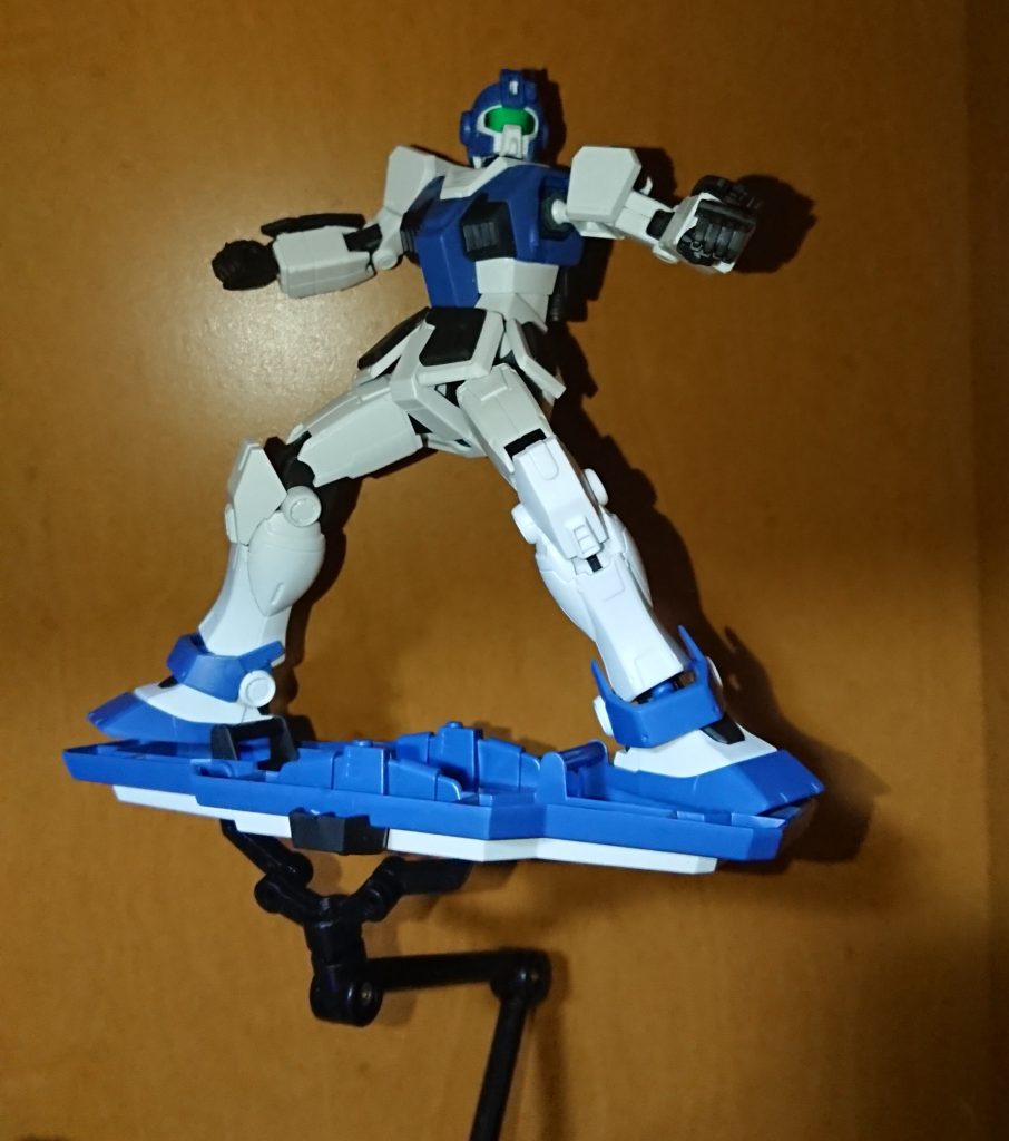 まずは無改造で挑戦。
壁にもたれさせてなんとか形を保っている状態です。