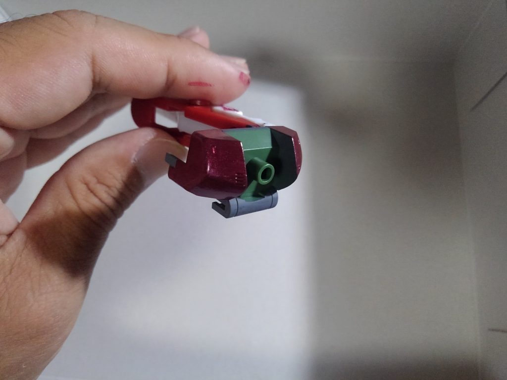 先述した通り、塗装はアクリジョンを筆塗しました。
基本的には、下地にアクリジョンベースカラーのグレー。その上にシルバーを塗ってから、赤を塗装しています。
塗装、デカールをはった後に、水性トップコート(光沢)をしています。
以下、塗装レシピ
・頭部、腕、足など:ベースカラー(グレー)⇒シルバー⇒メタリックレッド。
・胴体:ベースカラー(グレー)⇒マルーン+メタリックレッド(大体8:2)
・スパイク:ベースカラー(グレー)⇒シルバー⇒クリアイエロー
本当は川口名人の作品のように、傷をいれて、シルバーの下地を出そうとしようとしていたのですが、いざ塗装した後で「これはこれで・・・」という気分になったので、やめています。