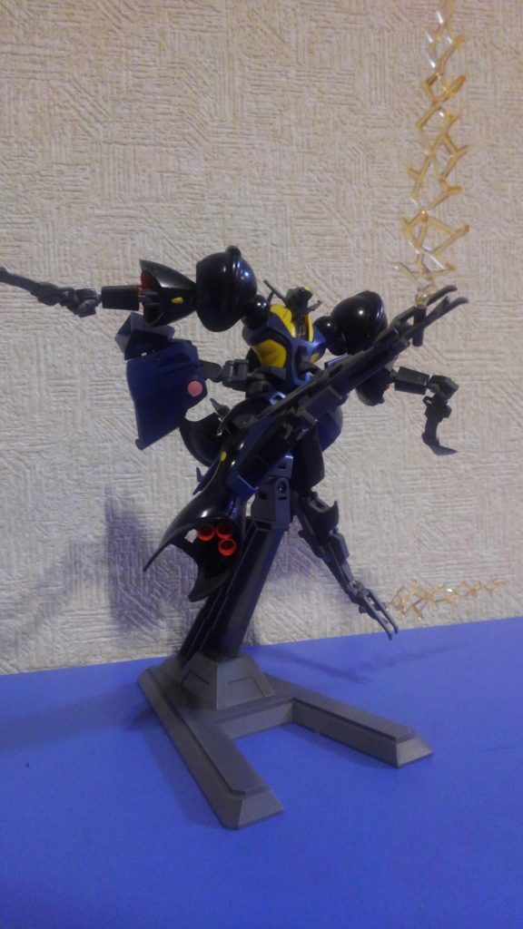完成当時の1ショット。肩のビームキャノンはオミットしようと思っていましたが、結局取り付けました。もともとのキットの可動範囲がよろしくなかったので、ポーズを取らせるのに苦労しました。改造面も皆無に等しいですが、武装変更に重点を置く予定で仕上げたので、個人的には及第点でしょうか。変形？別に塗装が剥がれそうで怖いとかじゃないですからね！！( ￣▽￣)以上です。ご覧頂きありがとうございました。