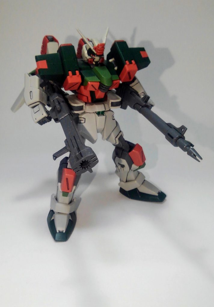というわけでバスターガンダムにヴェルデバスターのパーツを要所に使ってアレンジしてみました。膝はホビージャパンのSEEDカスタムパーツにあった二重関節を使いました。また、肘関節はキット発売当時に流行った二重関節にする改造を行い可動範囲を増やしています。(Yahooでググれば多分ありますｗ)分かりにくいですが90度以上肘が曲げられるようになり、武器を構えさせるのに自由度が増しています。あとは上半身の接続のポリキャップ周りを削って、腰だめできるようにしています。これも当時から皆さんされていた事ですね。