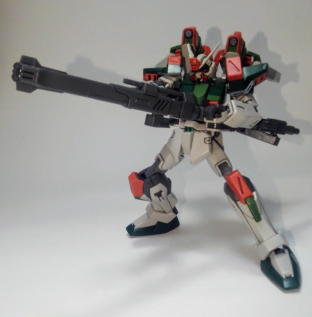 腰のレールはヴェルデバスターのものを使って長くしています。ただ、その方がいいかな？って思った程度での採用です。バックパックは穴を開けてジャンクのジョイントパーツを使って追加武器を付けています。最近後ろ全然撮ってないですね。あ、元からか＼(ﾟ∀ﾟ)／今後は気をつけていきます。