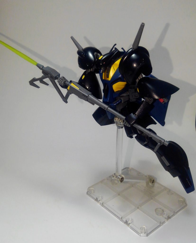 というわけでガブスレイをマイナーチェンジみたくしてみました。基本的にネイビーブルーとティターンズブルーの全塗装のみですが、スカートをブースターに見立てるため可動部分を増やして取り付けています。多関節なので比較的自由度は高いです。また股関節のポリキャップ周りを削って、開脚度合を多少広げられるようにしました。様々なレビュアーの皆様の通り、手の保持力が悪いですね・・・気が向いたら次元ビルドナックルにでも交換しますｗ