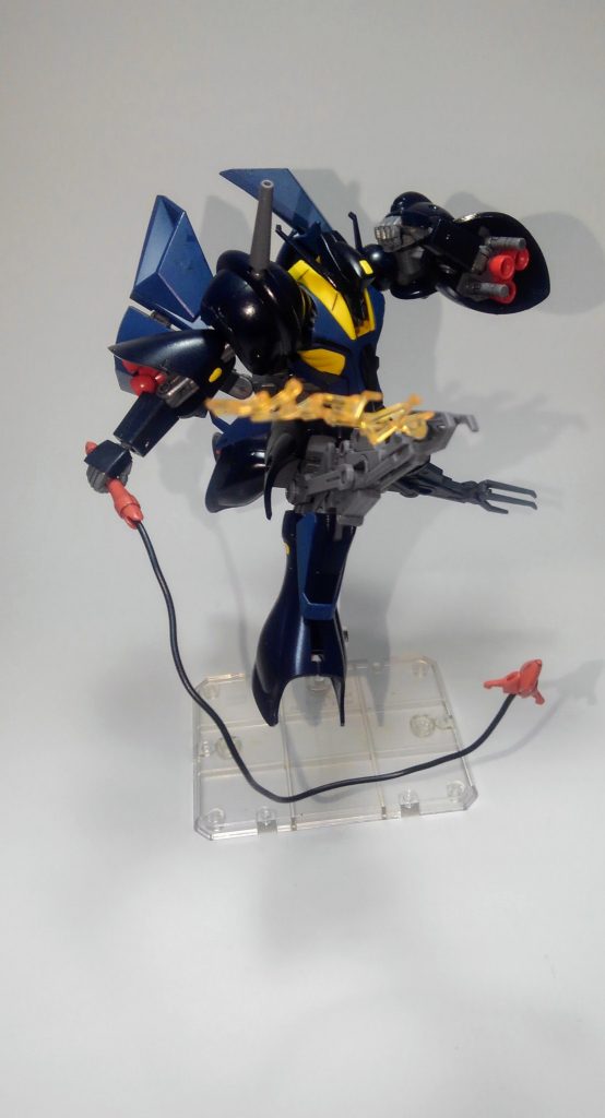 そして切り札のサーベル蹴りです。脚部クローでなんとか持たせています。果たして旋風脚に見えるかどうか・・・ビームサーベルは忍パルスビームスの雷ぽいものにクリアーオレンジを吹いています。だいぶ薄いですが、白光りしているということでｗ