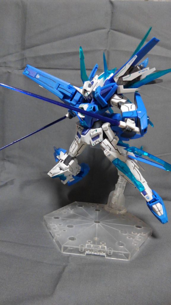 ビーム・サーベルは皆さん、大好き二刀流です。腰部分のサイドアーマーに二本、両腕のシールド部分の裏に二本あります。