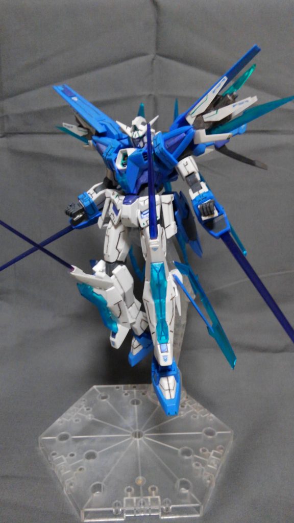 エフェクトが少ないですが、FX-イクリプス発動状態です。チャンピオンのFX-EXプロージョンなどに比べると使用時間などに制限があるが、機動性を向上させ、距離を詰め、敵を切り刻むという設定です。