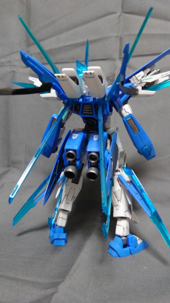 後ろ姿です。
基本的には本来のAGE-1のバックパックに色々貼りつけました。ウイング部分は腕パーツをAGE-3のものにしたことで装備できなくなったAGE-1のシールドです。追加ブースターはシュバリエグレイズのものです。