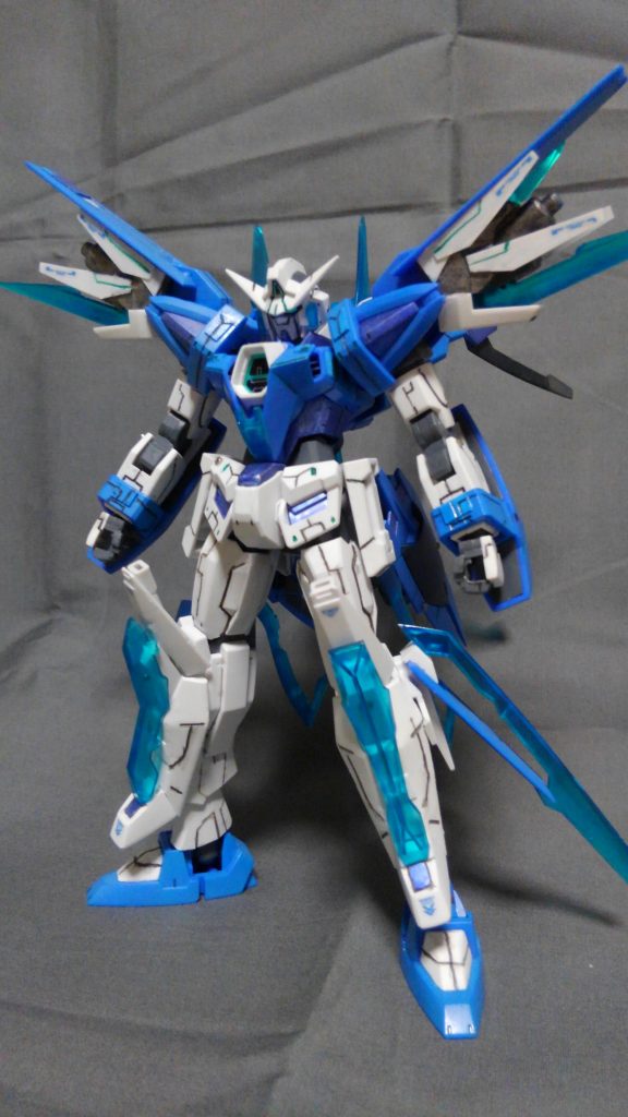 正面になります。
スジ彫りをメインにメタルパーツやデカールも少々使用してます。
肩部分はプラパンとジャンクパーツで作成しました。