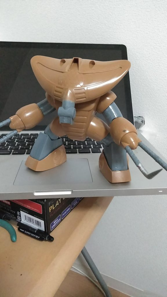 完全無改造。
…と言いたいところですが、ヒートロッドの一部分を紛失してしまい、ザクのパイプで代用しました。
その部分だけむしろ自然なしなり具合の表現になってしまったという(・∀・)