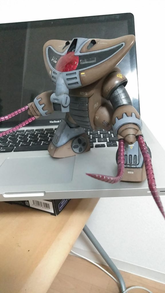 本体はダークアース、ダークシーグレー、メタルブラック(青鉄色)で塗り分け。
特徴的な複眼とヒートロッドは、目立たせたかったのでメタリックレッドに。