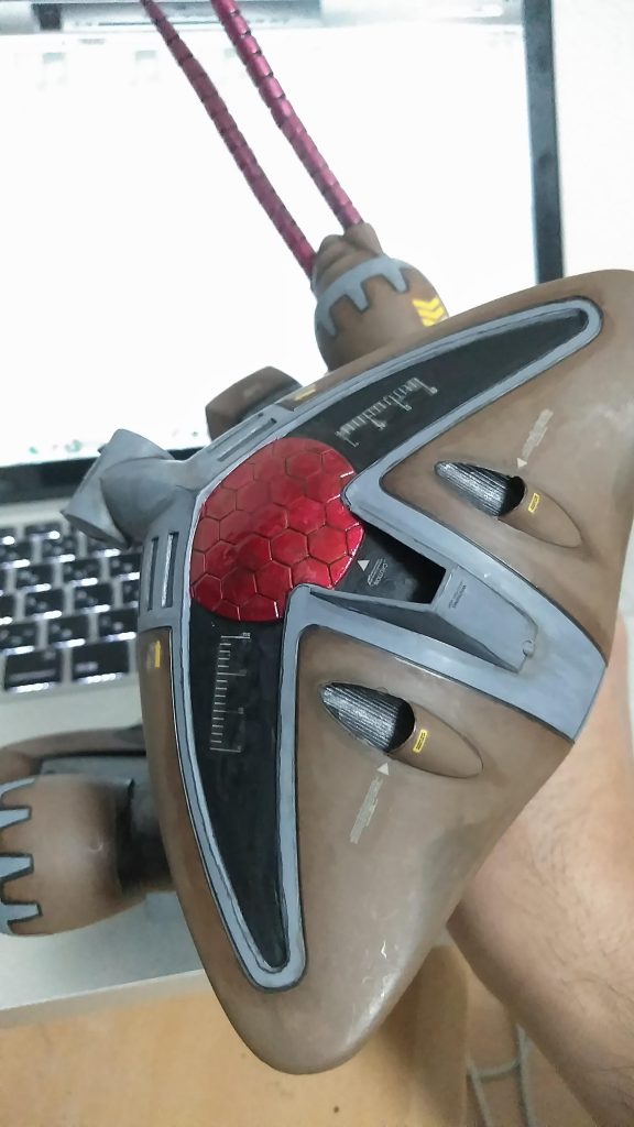 デカールはMGアッガイ用のものをメインに。
複眼のメタリックレッドは、ゴールドを塗った上からクリアレッドで表現しました。