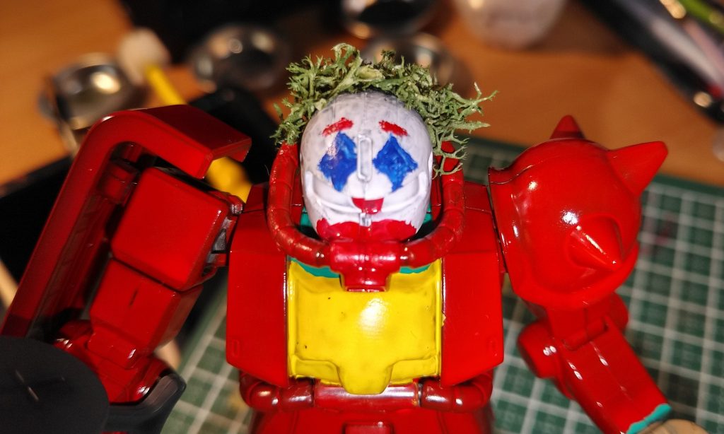 手描きの顔はガビガビですが逆に雰囲気が出た気がします。髪の毛はジオラマ用のライケンです。