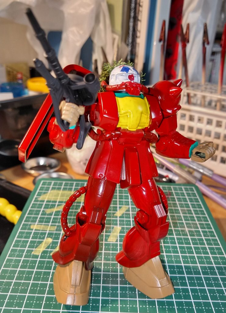 ザクを使ったのは口のパイプがピエロメイクに似ていると思ったからです。