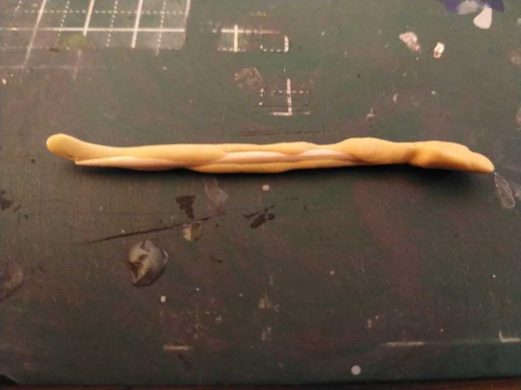 ビームサーベル作成風景です。爪楊枝を心棒としてパテで包み成形しました。