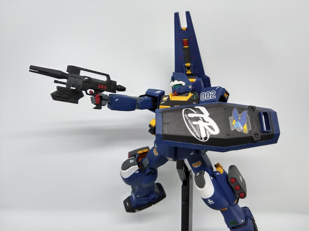 射撃ポーズ。ビームライフルはヘイズル系と一緒のカードリッジ式にしてみました。