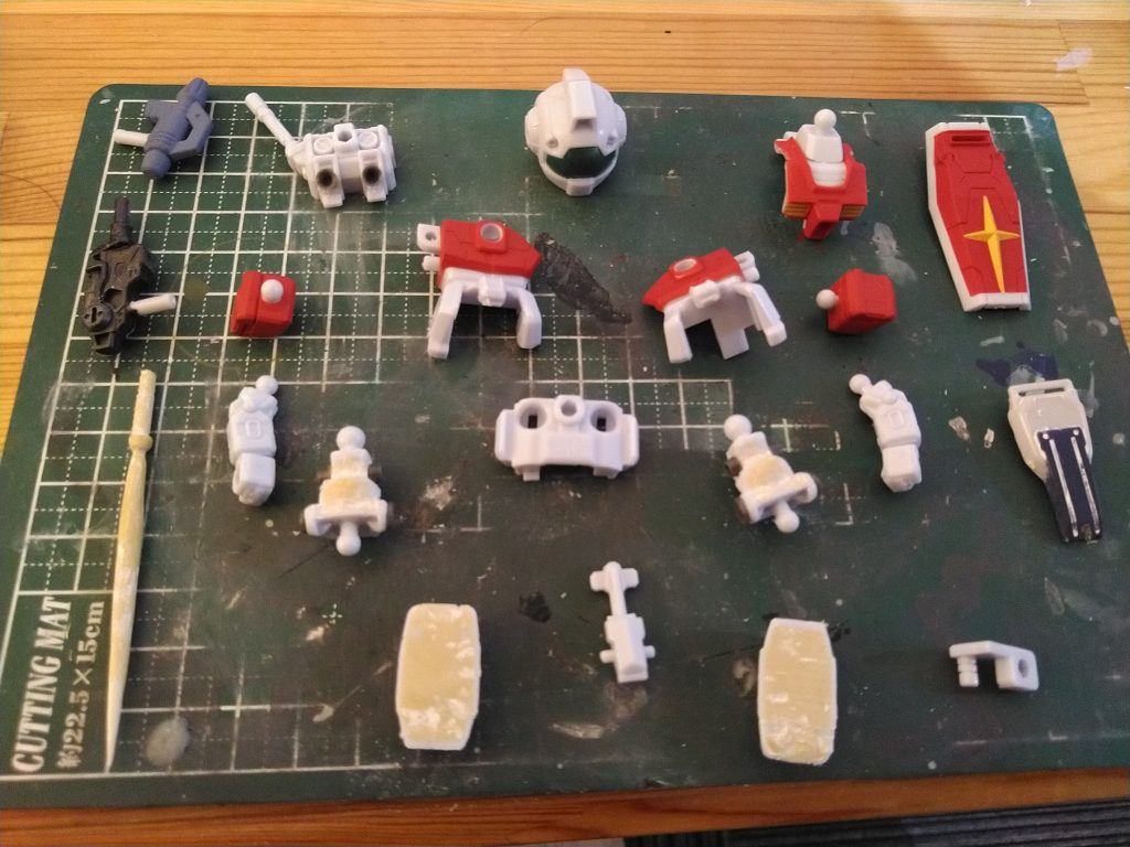 塗装前の状態です。肉穴埋めとバックパックとスラスターや脚部の〇モールドに別パーツを取りつけています。