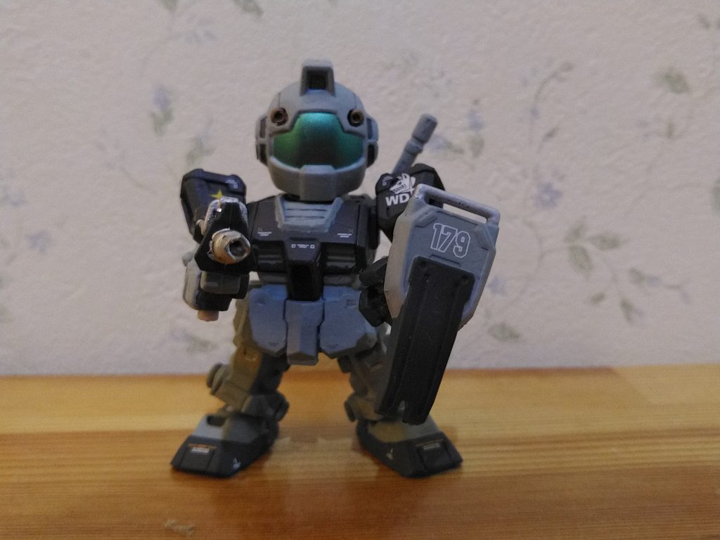 射撃ポーズ。武器は陸戦型ガンダムから調達してきました。GMのシールドグリップのおかげで盾を機体の前に構えられます。