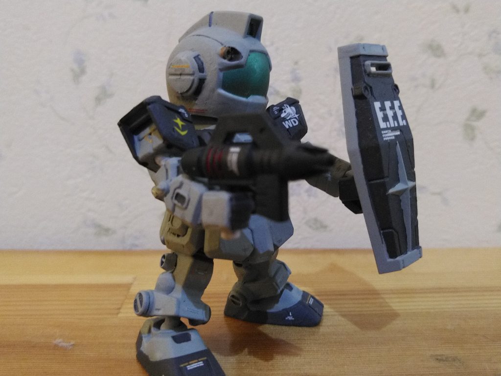 GMっぽく前に構えて、シールドグリップのおかげでポージングが陸ガンよりつけやすいです。