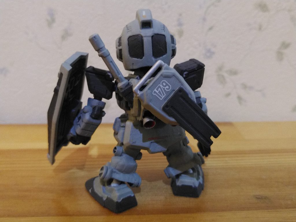 各シールドは背中にも装備できます。