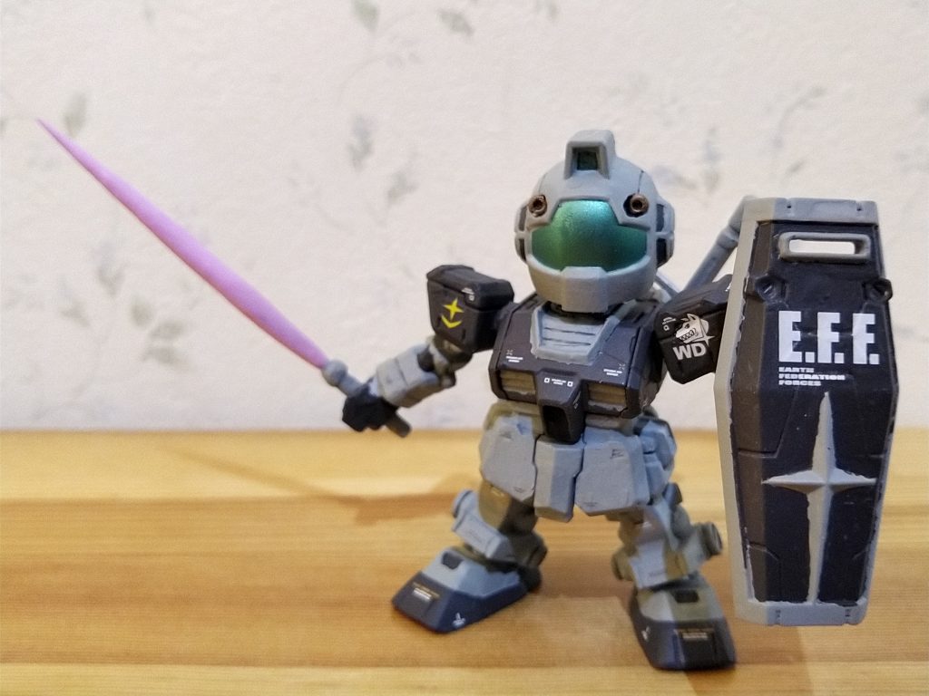 ビームサーベル装備。キット本来の付属品ではなく自作しました。やっぱり連邦軍御用達のビームサーベルですよ。