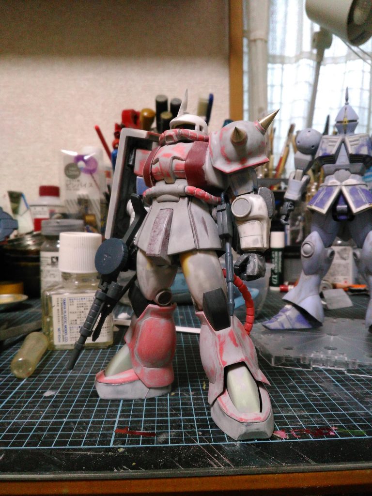 スパイクは真鍮製に交換。口まわりとパイプ類はFGから流用。上腕は少しボリュームのある旧hguc グフを使用しました。