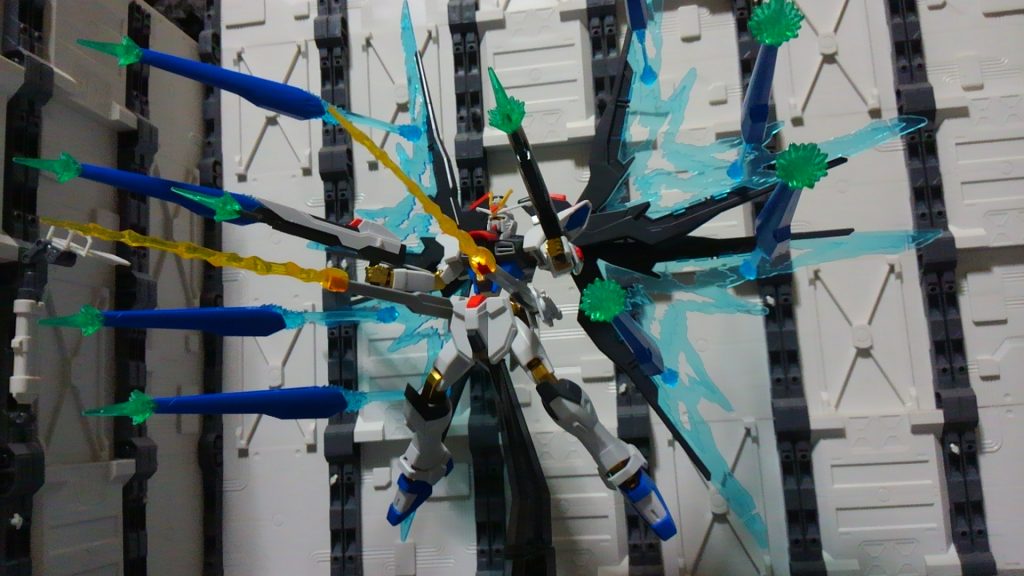 こちらはプレミアムバンダイ限定版の光の翼、フルバースト再現用エフェクト、金メッキ再現がされたキットです
せめて、光の翼くらいは通常でも欲しかったですね…(汗
しかし、こうなるとレジェンドやインフィニットジャスティスも欲しくなりますね…リバイブ版まだかな…←