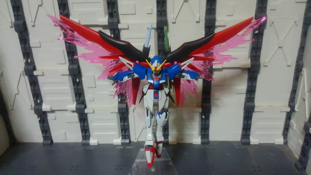 光の翼やパルマフィオキーナ用の平手も付いてきます。そして、なにより腰が独自の構造となっており前かがみの姿勢が他キットよりも深く出来ます