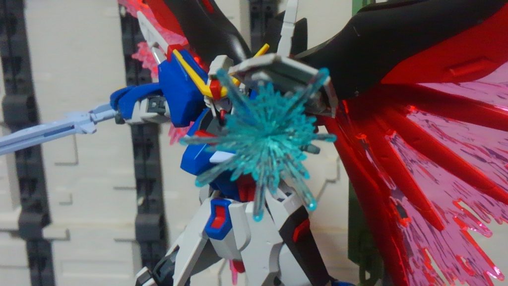 また、肩の構造がMG寄りになっており、かなりのポージングが出来、パルマフィオキーナのビームエフェクトが付いてくるかなりの豪華なキットです
