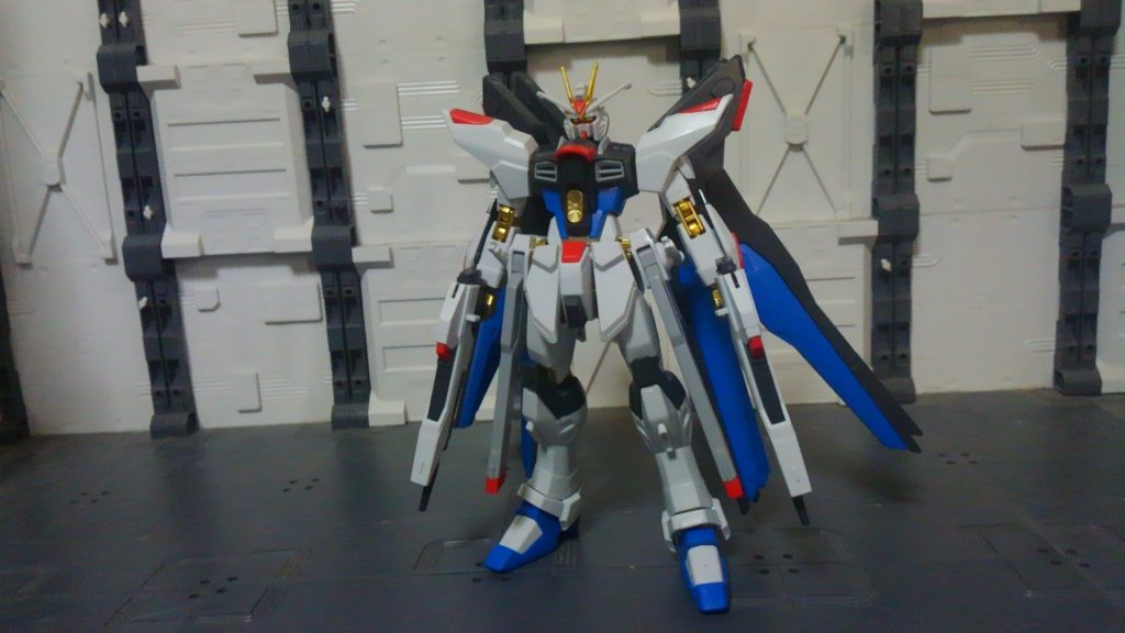 こちらは素組ですがプレミアムバンダイから販売された関節が特殊な金メッキかつ目以外のシールは貼っていない状態です