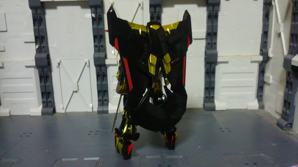 一応、赤や一部の色も塗装していますが、黒に関してはほぼキットのままです。