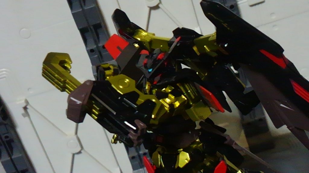 あえて、スミ入れはしなかったのですがどうでしょう…?
個人的には今回のスターブライトブラスは当たりだったかな、と思っています。
金属感が出ていていい感じに輝いてくれてると思いました。