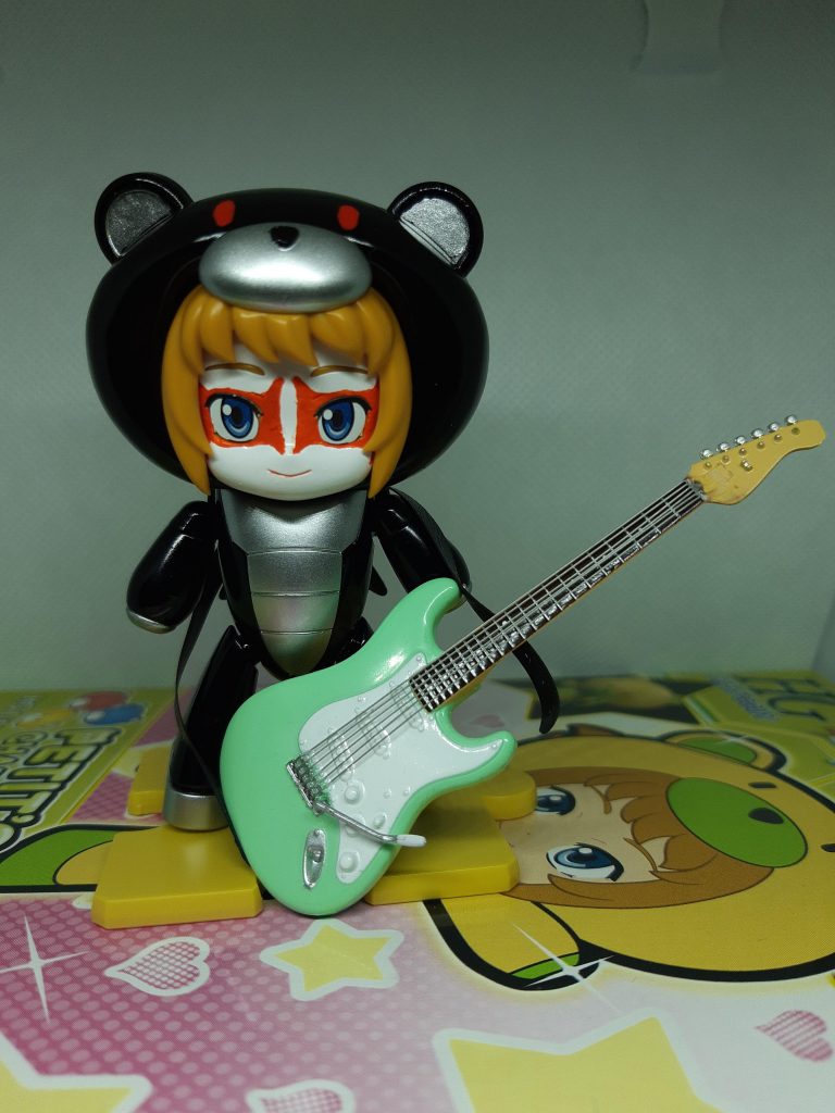 少し大きいですが、手持ちのギターミニチュアと。バンド名は聖熊魔IIにしようかな。近いうちに帽子くらいは用意したい。