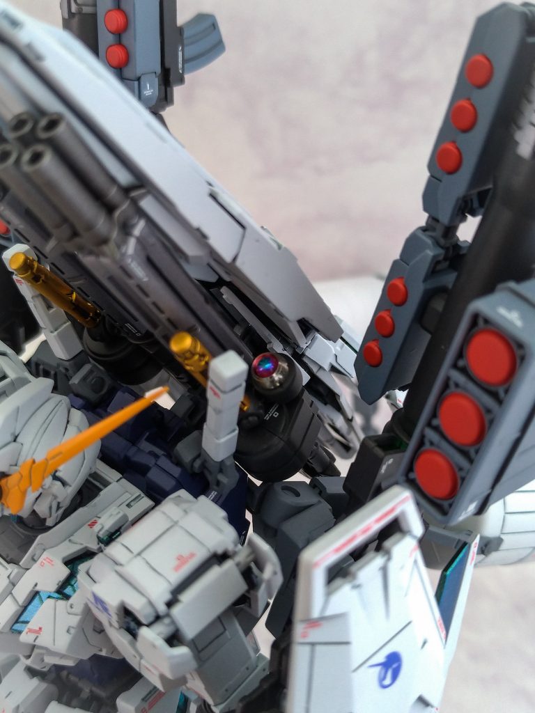 ビームガトリングのスコープ部分は切り落としたのち、ハイキューパーツのHDプレートとVCドーム(3mm・ピンク)に置き換えてみました。VCドームの色については、本体サイコフレームが緑なので補色のピンクを選んでみました。同色のグリーンorブルーでも本体に馴染むので、制作者の好みで選んでいいと思います。