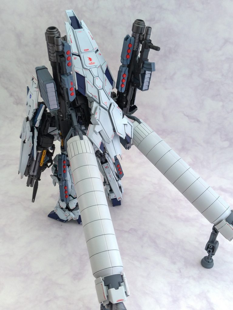 RGノルンから流用したのはアームドアーマーDEとビームマグナムの武装のみ。本体のパーツについては、制作時に破損&紛失した数パーツの予備部品として使っています。
背面に装備したアームドアーマーDEは表面にプラ板を貼付し面情報量を増やしています。内部のサイコフレームも塗装していますが、この状態では左右のバズーカに干渉するため展開できず…。展開用のスペーサーも用意しても良かったかも。