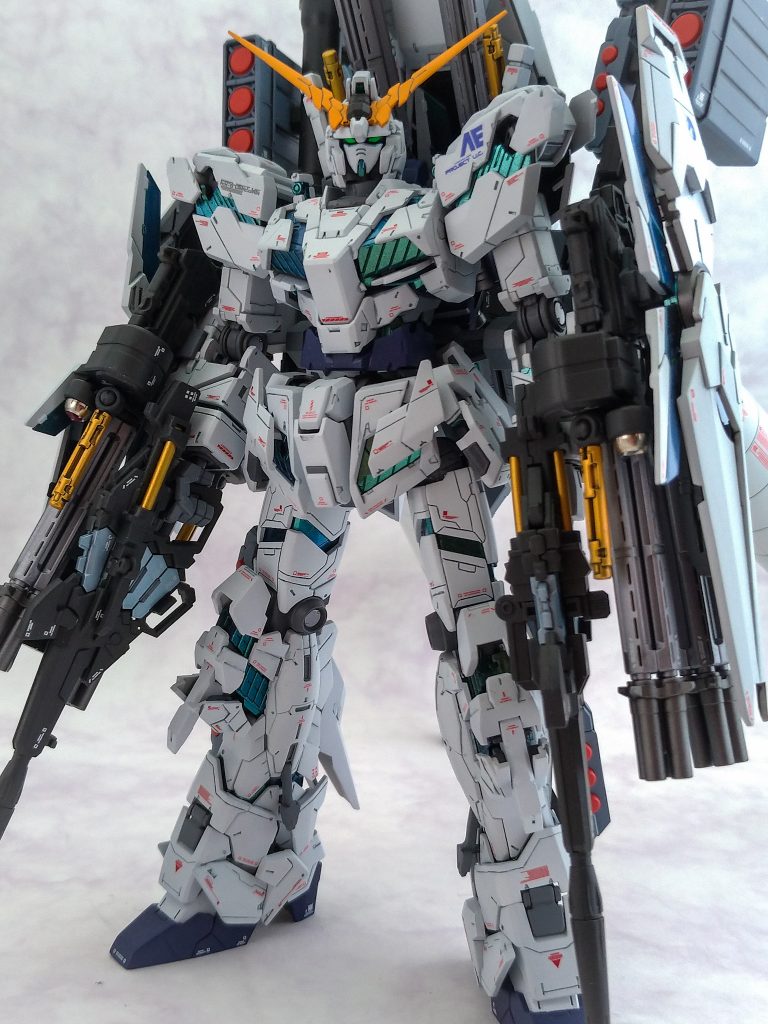 ユニコーン本体はスジ彫りの練習も兼ねて新たに彫った部分もあります。
…このFAユニコーン自体は数ヵ月前に完成していたのですが、縁があって展示会に参加させていただくことになり、一部パーツのスジ彫り修正を行いました。