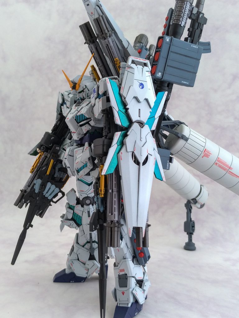 使用カラーについて。
・本体ホワイト…ミクホワイト
・サイコフレーム部…プリズムメタリックターコイズグリーンライトブルー
・バックパック、ソール部等…マーズダークブルー
・アンテナ…ビビットオレンジ
・フレーム…メカサフ・ライト
・各種武装…フロストマットブラック、フレームメタリック1&2、スターブライトゴールド、ナスカ・ジョイントグレー、ローズブライトレッド。これらを適宜塗り分けています。
※塗装自体は以前に行っていたためうろ覚えで記入しています。一部使用塗料が違っていたらごめんなさい…!
