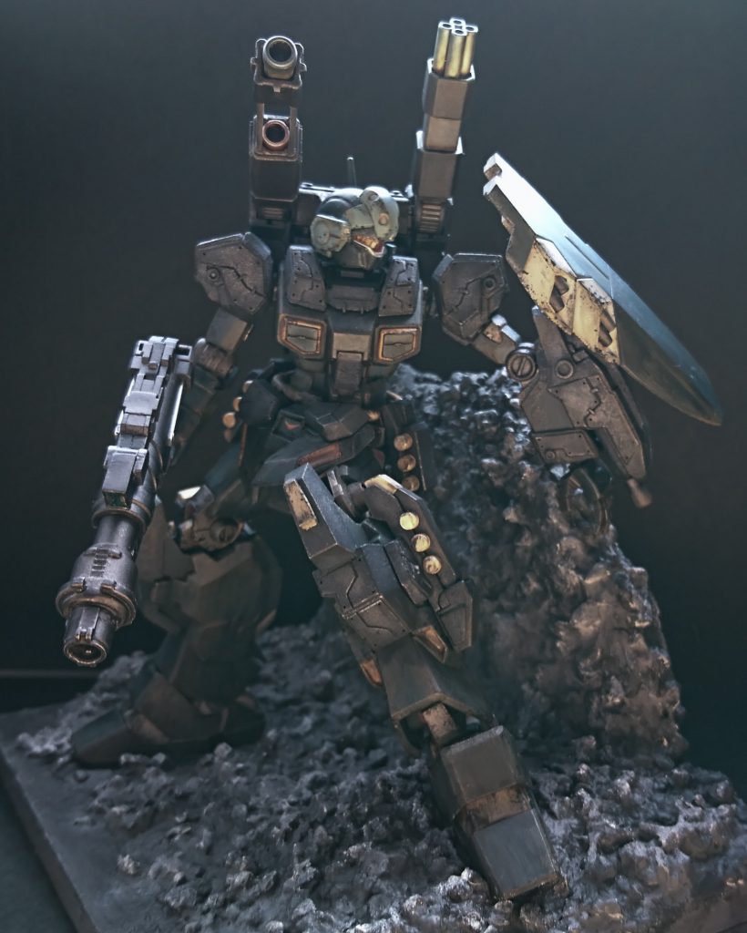 土台は、ハレパネに紙粘土を盛り付け100均にあった園芸用？の小石を水性ボンドで接着、ジェッソで補正、ガンメタを吹き付けてからドライブラシです。
イメージは月面。(火星でも可)