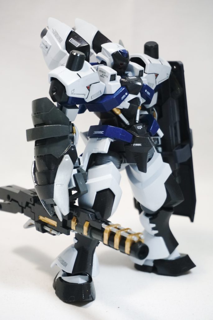 各所にゴツさが増してマッスルマッスル
腕は力強いヘルムヴィーゲリンカーから