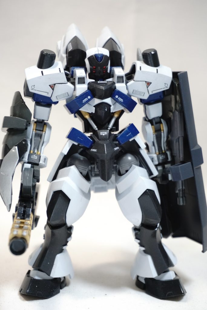 正面
名前の白影は