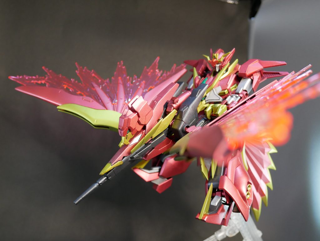 『フェニックスバスターカノン』バックパックと二つの武装を合体させた必殺技です。上空から下方に向けてぶっ放すイメージ。毎度のことながら重すぎてこのポーズ以外取れません(笑)。