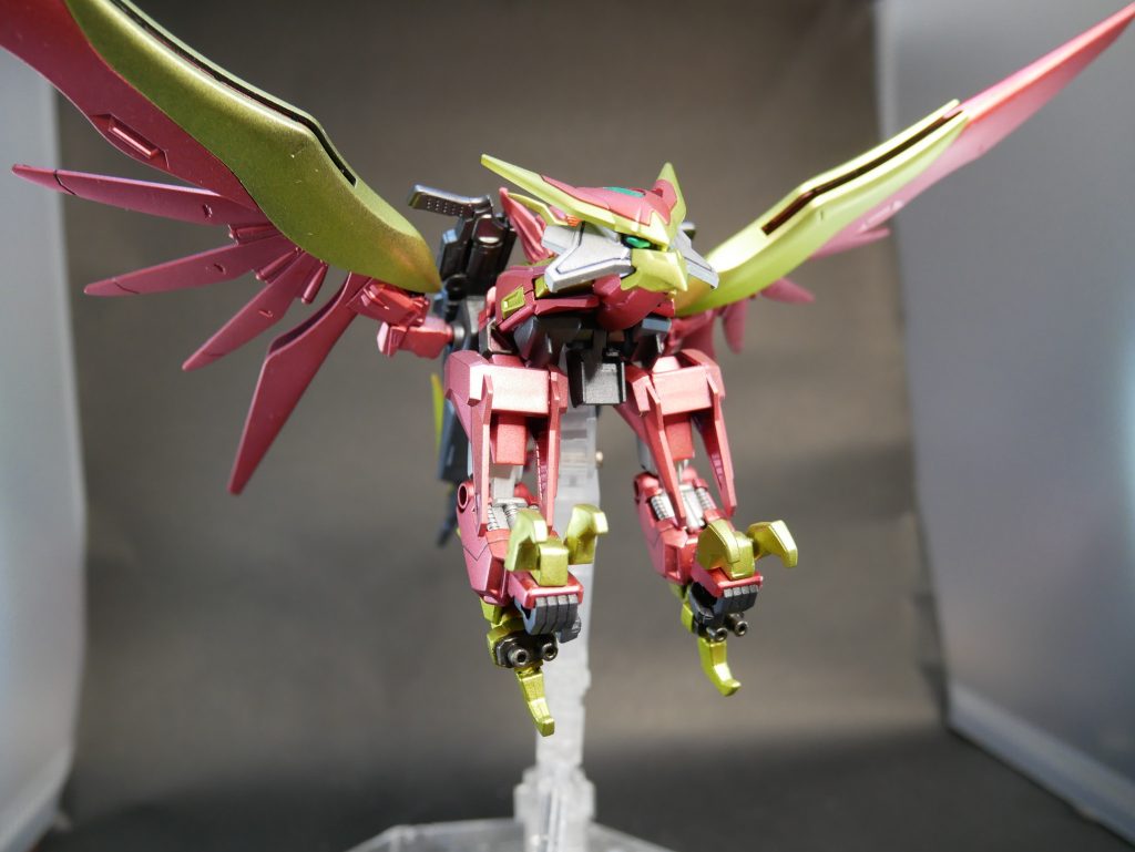 ここからは合体前の鳥メカの紹介。『ブレイズファルコン』合体後は主に上半身になります。元々付いていた飛行機っぽい翼をデスティニーのものにごっそり変えることによってより鳥っぽくなりました。頭はいろいろ探した結果、ダンボール戦記の狼の頭を採用。口の先端をパテで尖らせたら思いのほか鳥っぽくなりました。