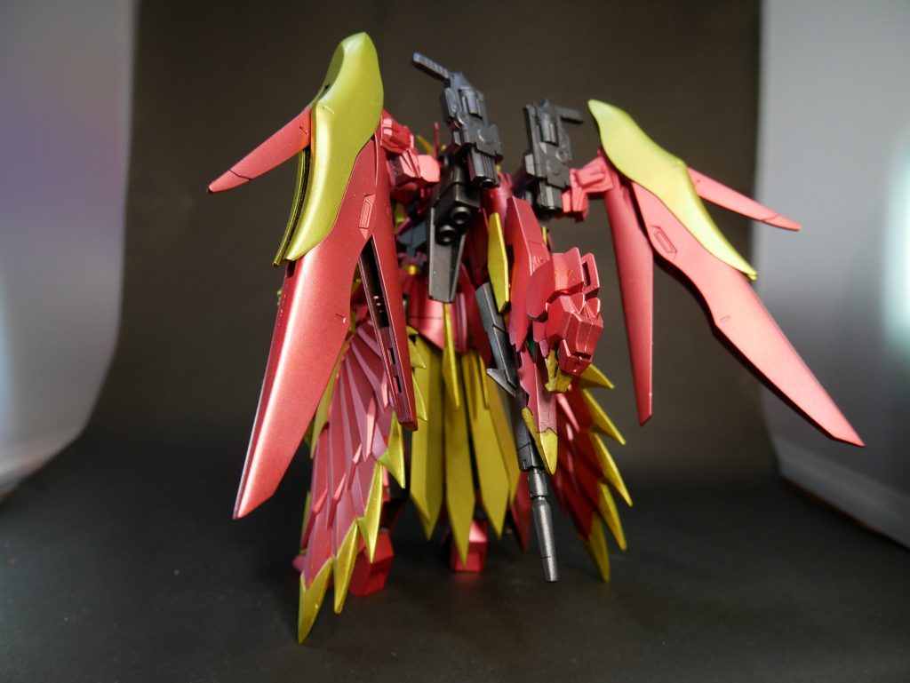 今回はHGバウをベースにカオスガンダムとデスティニーガンダム、あとはジャンクパーツを少々加えて鳥類をイメージして製作。合体機構はバウのものをそのまま使ってるのでダイガオウよりは大分シンプルです。