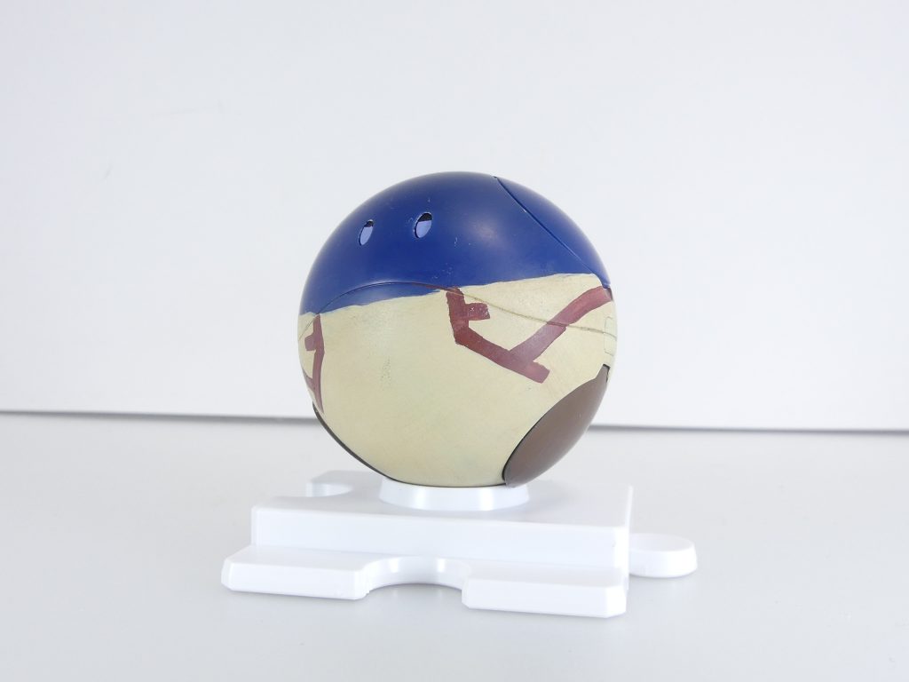 ヒロト(クガ・ヒロト):「Re:RISE」主人公。各地のディメンジョンで傭兵プレイを行いながら、かつてGBNで出会った少女を捜し求めて彷徨う。ビルダー・ファイターとしての能力は高く、「プラネッツシステム」によりコアチェンジする専用MS・コアガンダムを愛機とする。前から。上半分の成形色はつや消しで残しつつ、ポンチョっぽい部分を塗り分けます。足になる部分はブーツの茶色っぽく。